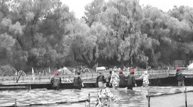 项目人员全力抢险.jpg 项目人员全力抢险.jpg