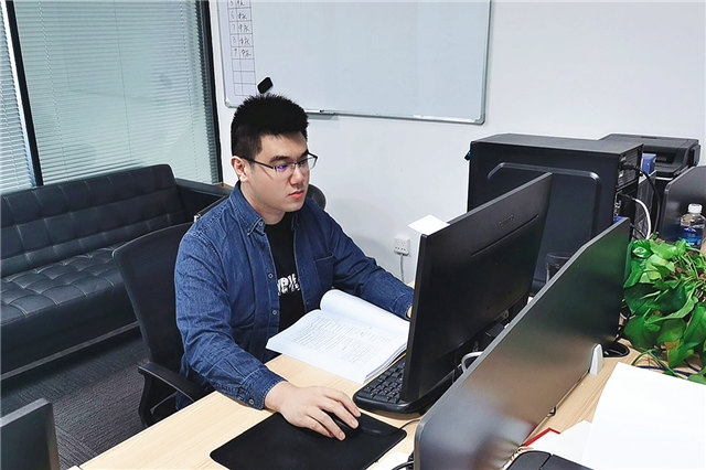 顾亮_副本.jpg 顾亮_副本.jpg