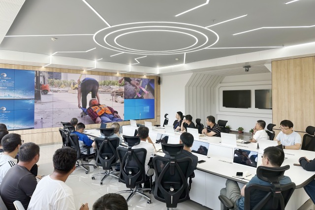 2.观看安全生产案例警示片.jpg 2.观看安全生产案例警示片.jpg